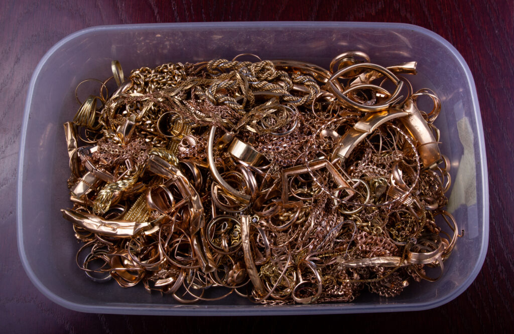 Cena mosiądzu na złomie – mosiężna biżuteria jako źródło cennego surowca

