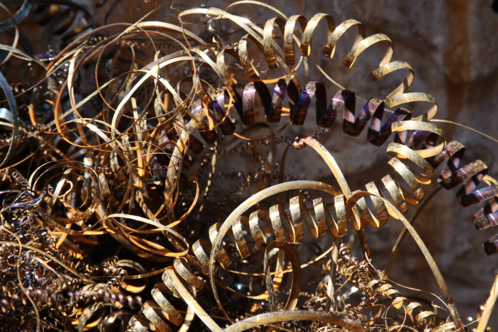 Cena mosiądzu na złomie – wióry mosiężne przeznaczone do recyklingu