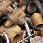 Cennik złomu mosiężnego 2025: Jak rozpoznać prawdziwy mosiądz w starych przedmiotach?